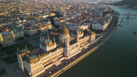 Edificio-Del-Parlamento-Húngaro---Hermosa-Toma-De-Drones-De-Budapest,-Puesta-De-Sol