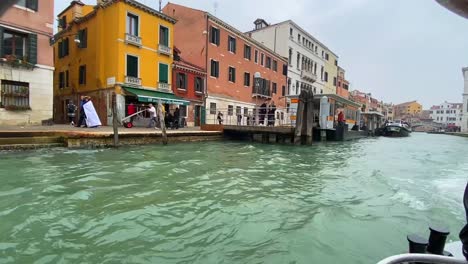 Handaufnahmen-Von-Häusern-Am-Kanal-Von-Venedig