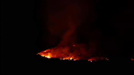 Time-lapse-De-Un-Incendio-Forestal-Humeante-Brillando,-Calmando-En-La-Oscuridad-De-La-Noche
