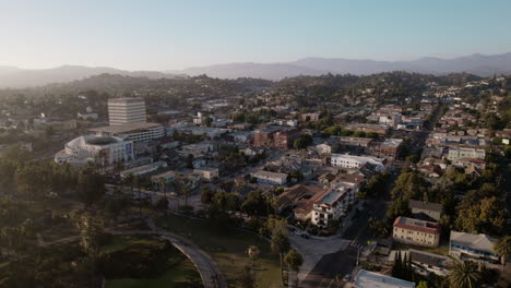 Una-Toma-Cinematográfica-Del-Centro-De-Echo-Park-En-Los-Ángeles-En-La-Hora-Dorada.