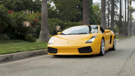 Dando-Vueltas-En-Un-Lamborghini-Amarillo,-Un-Coche-Deportivo-De-Lujo-Estacionado-Bajo-Las-Palmeras-De-Beverly-Hills,-California