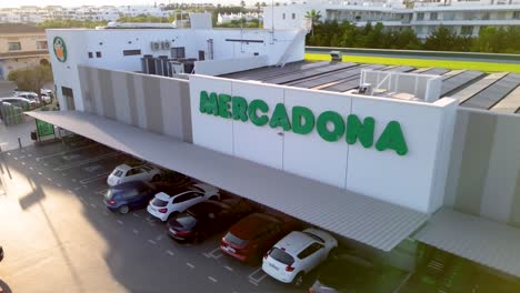 Vista-Aérea-Estática-De-La-Tienda-De-Comestibles-Española-Mercadona-Al-Atardecer-En-4k,-Supermercado-Comercial-Mercadona-En-España