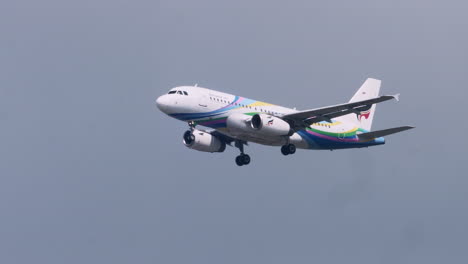 Bangkok-Airways-Bereitet-Sich-Auf-Die-Landung-Am-Flughafen-Suvarnabhumi,-Thailand-Vor