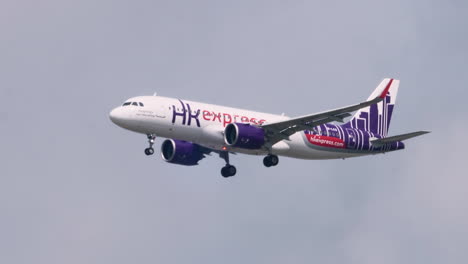 Hk-Express-Airlines-Se-Prepara-Para-Aterrizar-En-El-Aeropuerto-De-Suvarnabhumi,-Tailandia