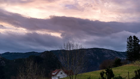 Dunkle-Wolken-über-Den-Bergen-Von-Bratthetland,-Norwegen---Zeitraffer