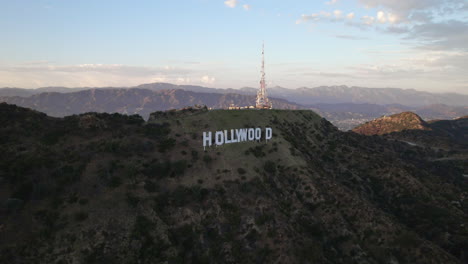 Eine-Luftaufnahme-Des-Hollywood-Schildes-Zur-Goldenen-Stunde