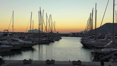 Calpe-Spanien-Einbruch-Der-Dunkelheit-Am-Yachthafen-Von-Calpe,-Eine-Weitere-Wunderschöne-Laue-Nacht
