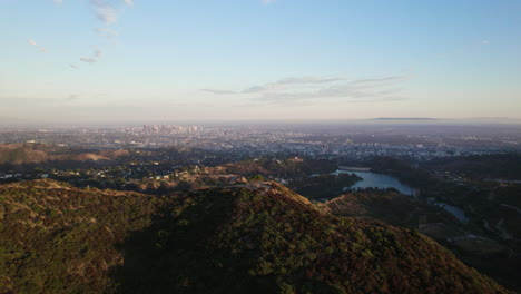 Eine-Weite-Luftaufnahme-Von-Los-Angeles-Zur-Goldenen-Stunde-Mit-Hollywood-Im-Hintergrund