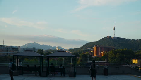 Vista-De-La-Torre-Namsan-De-Seúl-Desde-El-Museo-Nacional-De-Corea-Al-Atardecer