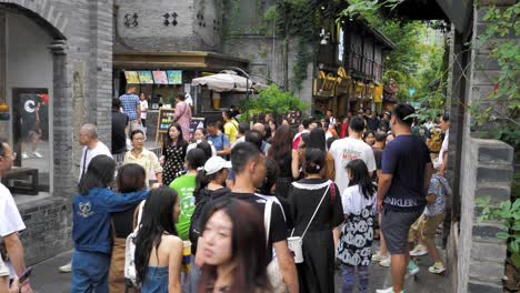 Cámara-Lenta-En-Una-Concurrida-Calle-Comercial