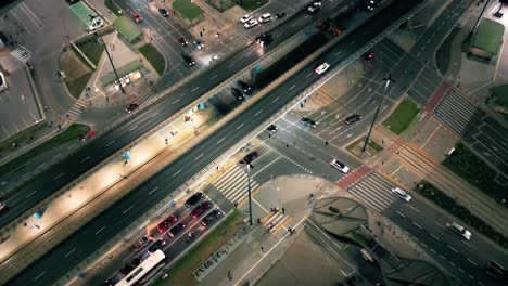 Von-Oben-Nach-Unten-Nächtliche-Stadtstraßen-Mit-Autos,-Die-Luftbild-Fahren
