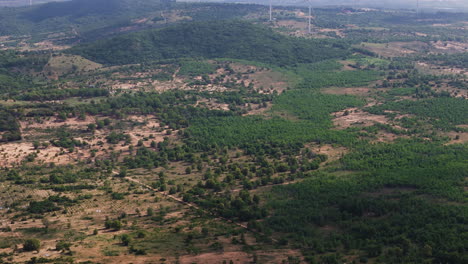 Windkraftanlagen-Drehen-Sich-In-Der-Landschaft-Vietnams,-Luftaufnahme
