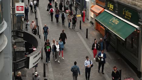 People-walking-past-Charing-Cross-Station-towards-Embankment,-London,-United-Kingdom