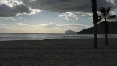 Calpe-España-Timelapse-En-La-Playa-Justo-Antes-Del-Atardecer-Con-Nubes-Oscuras-Flotando