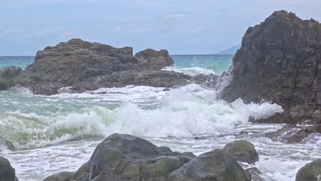 Nahaufnahme-Von-Meereswellen,-Die-über-Felsen-Mit-Türkisfarbenem-Wasser-Am-Strand-Von-Banbanon-In-Surigao-Del-Norte,-Philippinen,-Plätschern