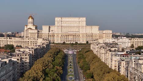 Vista-Aérea-Del-Palacio-Del-Parlamento-Y-La-Catedral-Nacional-Ortodoxa,-Bucarest,-Rumania