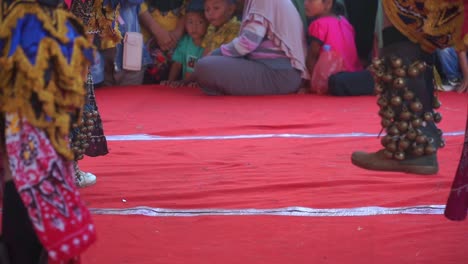 Nahaufnahme-Von-Tänzern,-Die-Traditionelle-Beinglocken-Für-Einen-Traditionellen-Indonesischen-Tanz-Tragen