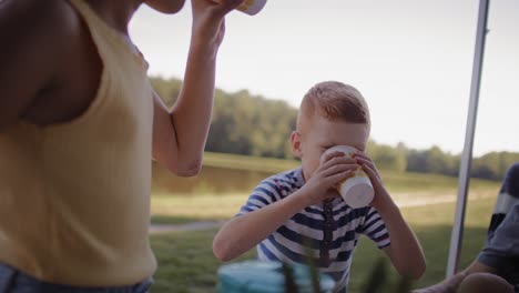 Video-Von-Kindern,-Die-Zum-Tisch-Rennen,-Um-Limonade-Zu-Trinken