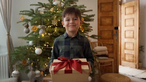 Porträt-Eines-Lächelnden-Kleinen-Jungen-Mit-Weihnachtsgeschenk