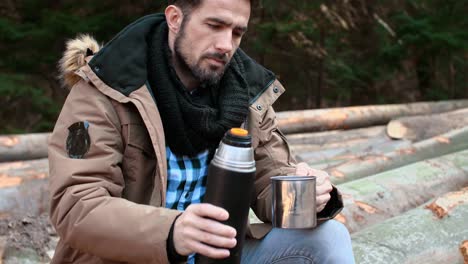 Schöner-Mann,-Der-Im-Herbstwald-Tee-Oder-Kaffee-Trinkt