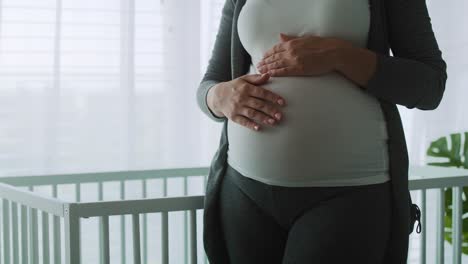 Nahaufnahmevideo-Einer-Schwangeren-Frau,-Die-Den-Fortgeschrittenen-Schwangeren-Bauch-Streichelt.