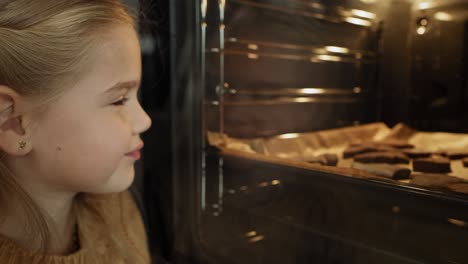 Video-Eines-Kleinen-Mädchens,-Das-Nicht-Auf-Selbstgebackene-Kekse-Warten-Kann