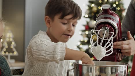 Video-Von-Kindern,-Die-Zur-Weihnachtszeit-Zuckerpaste-Probieren