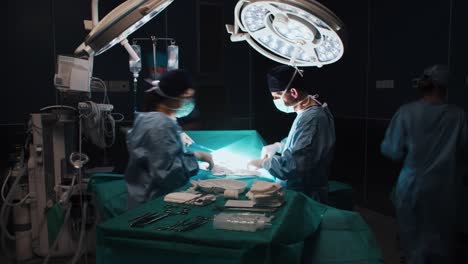 Zeitraffervideo-Von-Vielbeschäftigten-Chirurgen-über-Dem-Operationstisch
