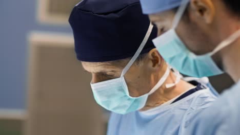 Two-male-surgeons-having-a-conversation