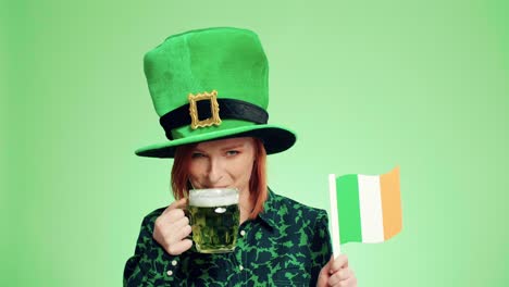 Glückliche-Frau-Mit-Irischer-Flagge,-Die-Bier-Trinkt
