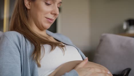 Schwangere-Frau-Träumt-Von-Der-Geburt
