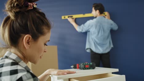 Handheld-video-of-young-couple-working-during-moving-out.