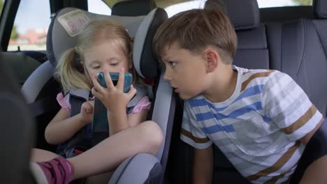 Video-Von-Kindern-Mit-Einem-Mobiltelefon-Im-Auto