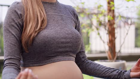Mujer-Embarazada-Relajándose-En-El-Jardín