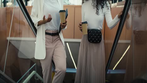 Video-Von-Zwei-Geschäftsfrauen,-Die-Aus-Der-U-Bahn-Station-Kommen