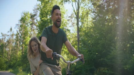 Video-Eines-Verspielten-Paares,-Das-Spaß-Auf-Dem-Fahrrad-Hat