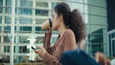 Video-Von-Geschäftsfrauen,-Die-Mit-Einem-Digitalen-Tablet-Und-Kaffee-Im-Freien-Spazieren-Gehen