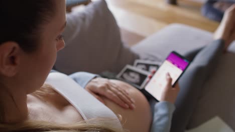 Mujer-Embarazada-Que-Usa-Una-Aplicación-Móvil-En-Un-Teléfono-Inteligente