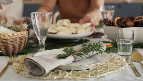 Tradition-Der-Polnischen-Weihnachten-–-Leerer-Teller-Für-Ungebetene-Gäste
