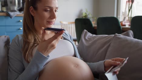 Pregnant-woman-has-online-consulting-with-doctor.