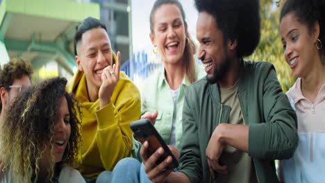 Video-De-Un-Grupo-Feliz-De-Amigos-Viendo-Algo-Por-Teléfono.