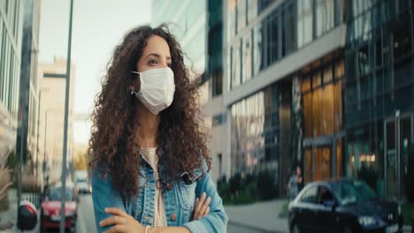 Video-Einer-Frau-Mit-Schutzmaske,-Die-Auf-Dem-Bürgersteig-Wartet