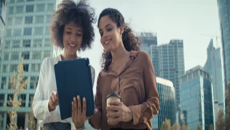 Video-Von-Zwei-Geschäftsfrauen-Mit-Digitalem-Tablet-In-Der-Stadt