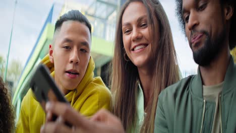 Video-Einer-Gruppe-Bester-Freunde,-Die-Mit-Dem-Mobiltelefon-Sitzen