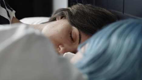 Close-up-video-of-lesbian-couple-sleeping-in-bed.
