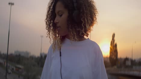 Video-Einer-Jungen-Afrikanischen-Frau-Mit-Kopfhörern,-Die-Zur-Musik-Tanzt