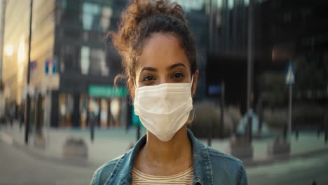 Video-portrait-of-woman-in-protective-mask-on-the-street