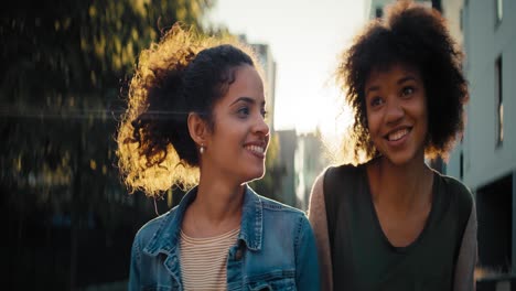 Video-De-Cerca-De-Dos-Amigas-Sonrientes-Caminando-Juntas.