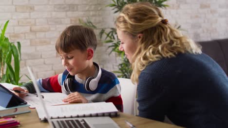 Video-Einer-Glücklichen-Mutter-Und-Ihres-Sohnes,-Die-Zeit-Mit-Hausaufgaben-Verbringen
