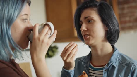 Video-De-Una-Pareja-De-Lesbianas-Hablando-Durante-El-Desayuno-De-La-Mañana.